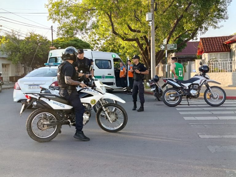 Fuerte choque entre dos motos en General Pico: un hombre y un menor fueron hospitalizados