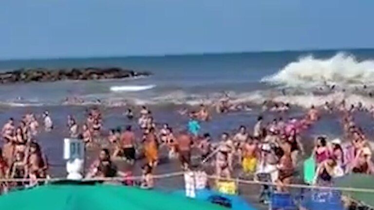 Tragedia en la costa atlántica: un muerto y 35 heridos por el impacto de una ola gigante