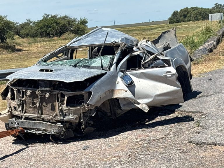 Fuerte vuelco en la ruta 5: un hombre fue hospitalizado tras perder el control de su camioneta cerca de Anguil