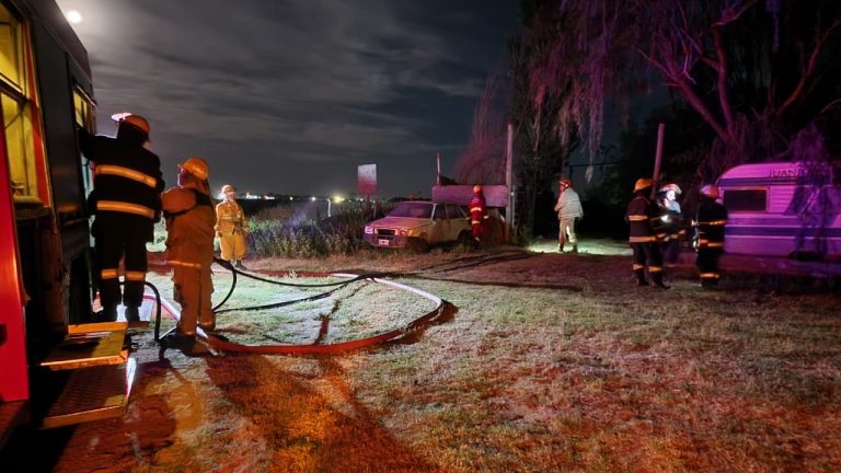 Intenso incendio en General Pico: tres dotaciones de bomberos evitaron que las llamas alcanzaran un colectivo