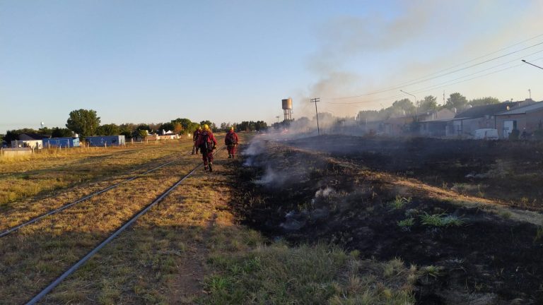 Incendio de pastizales en General Pico: bomberos y Defensa Civil trabajaron en la zona de las vías