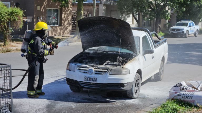 Bomberos controlaron un principio de incendio en una camioneta en calle 11