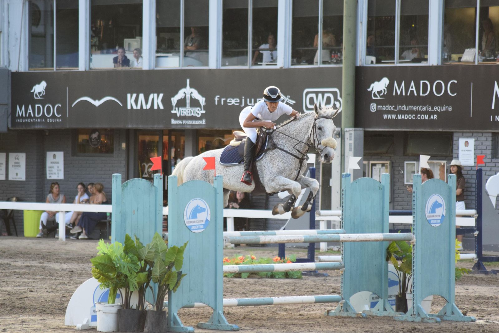 Victoria Mendoza se consagró campeona nacional de equitación