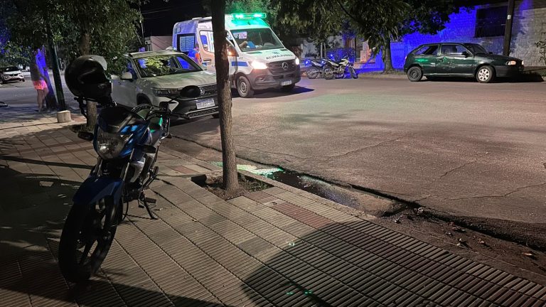 Choque entre un auto y una moto en General Pico: una mujer fue hospitalizada con lesiones leves