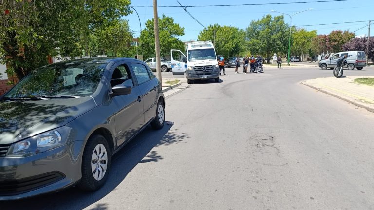 Choque entre un auto y una moto en una concurrida esquina de General Pico