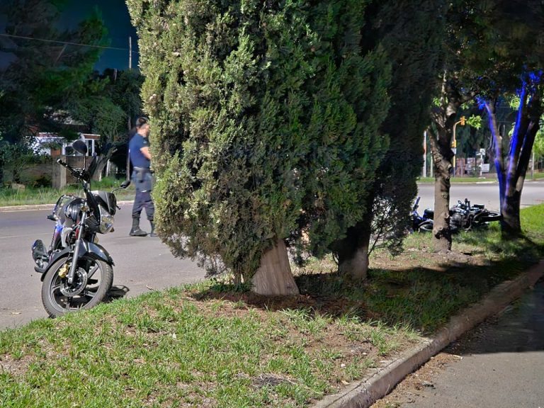 Violento accidente en calle 24: un menor de 14 años hospitalizado tras chocar contra un árbol