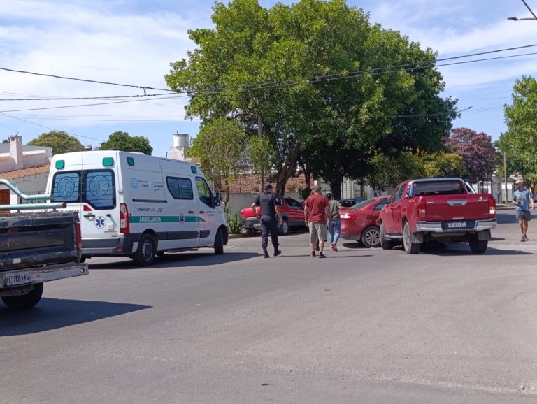 Fuerte colisión entre una camioneta y un auto en la Avenida San Martín