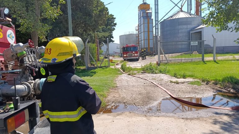 Importante despliegue de bomberos por un incendio en una secadora del Parque Industrial