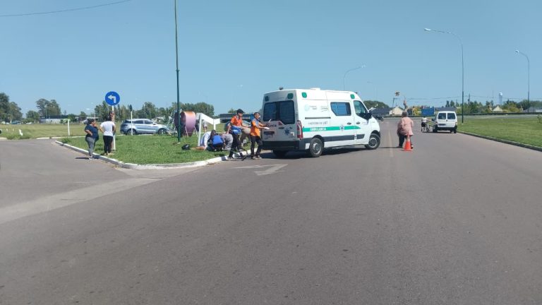 Una motociclista se descompensó, chocó contra un cartel y fue hospitalizada