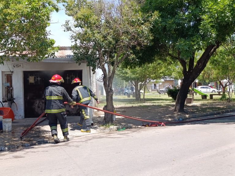 Incendio en una vivienda de General Pico: trabajaron dos dotaciones de bomberos y asistieron a una mujer