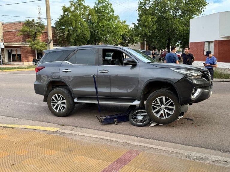Fuerte colisión en Realicó: una moto quedó debajo de una camioneta y dos adolescentes fueron hospitalizados