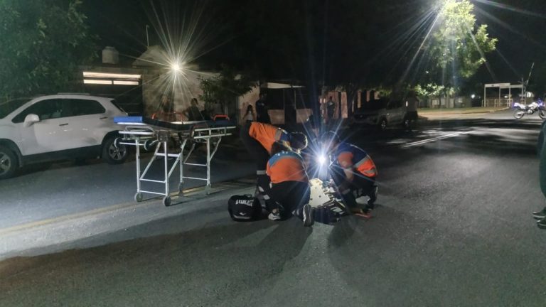 Joven motociclista hospitalizada tras caer por la presencia de arena en el asfalto en General Pico