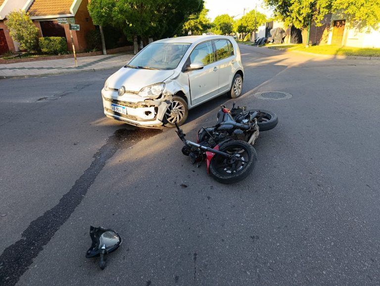 Fuerte colisión en General Pico: un motociclista fue hospitalizado tras un choque con un auto