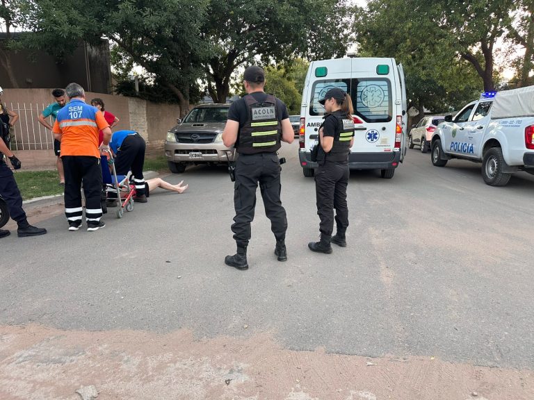 Una motociclista fue hospitalizada tras caer de su moto