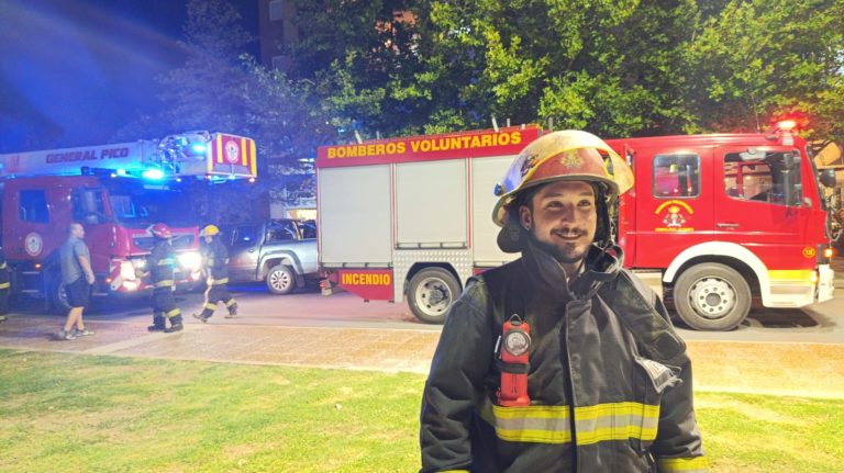 Principio de incendio en la terraza de un edificio: “Habría tomado todo lo que eran reposeras, conservadoras, cajas de cartón, todo lo que se encontraba ahí dentro”