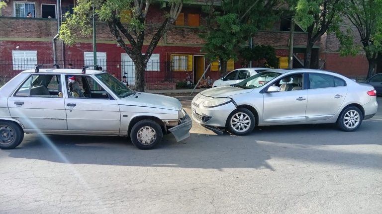 Fuerte choque en calle 7 y 120: un conductor hospitalizado tras la colisión entre dos Renault