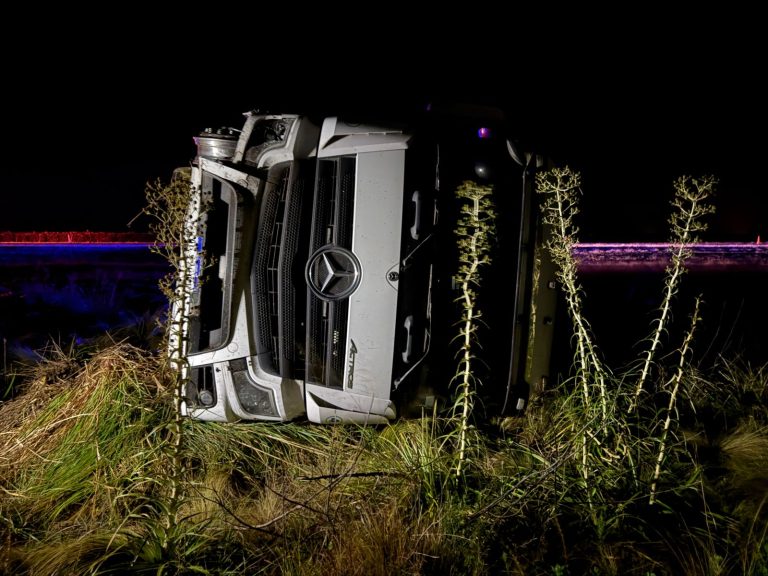 Fuerte choque en la Ruta 5: un hombre con fractura expuesta y un camión volcado cerca de Lonquimay