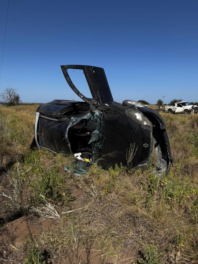 Vuelco en la ruta 10: a pesar de que el vehículo quedó destrozado, el conductor presentaba heridas leves