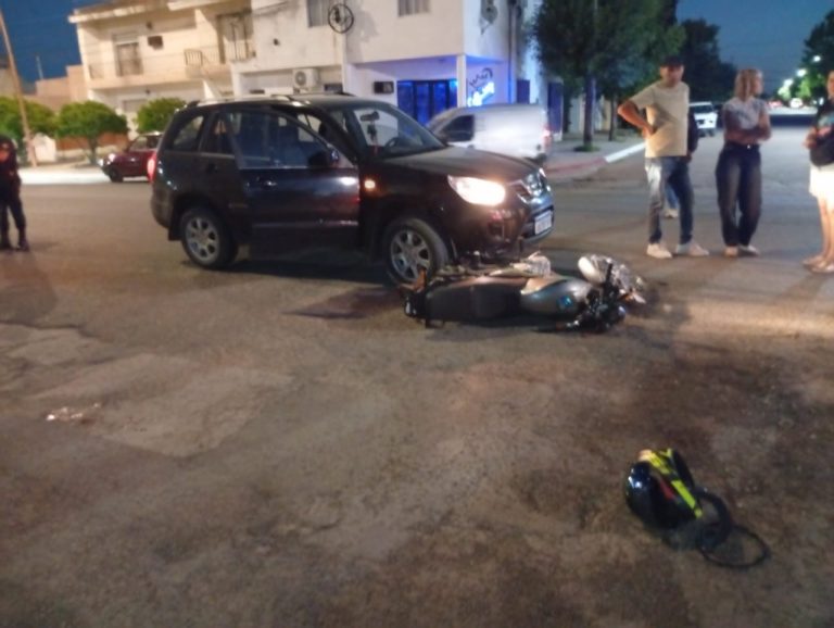Grave siniestro vial en Eduardo Castex: un motociclista sufrió una fractura expuesta