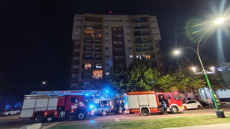 Principio de incendio en la terraza de un edificio de la Avenida movilizó a los Bomberos Voluntarios