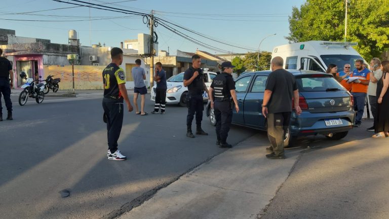 Fuerte colisión entre dos vehículos en la intersección de calles 7 y 20