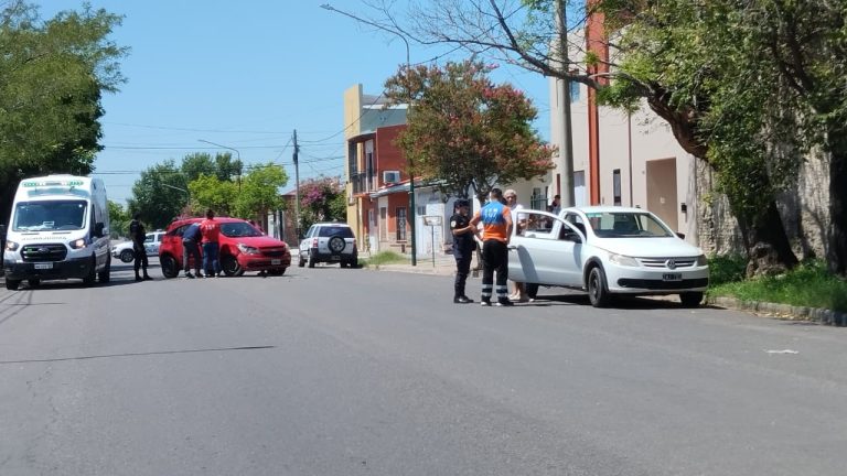 Fuerte choque en calle 26: una mujer fue asistida por el SEM tras el impacto entre dos autos