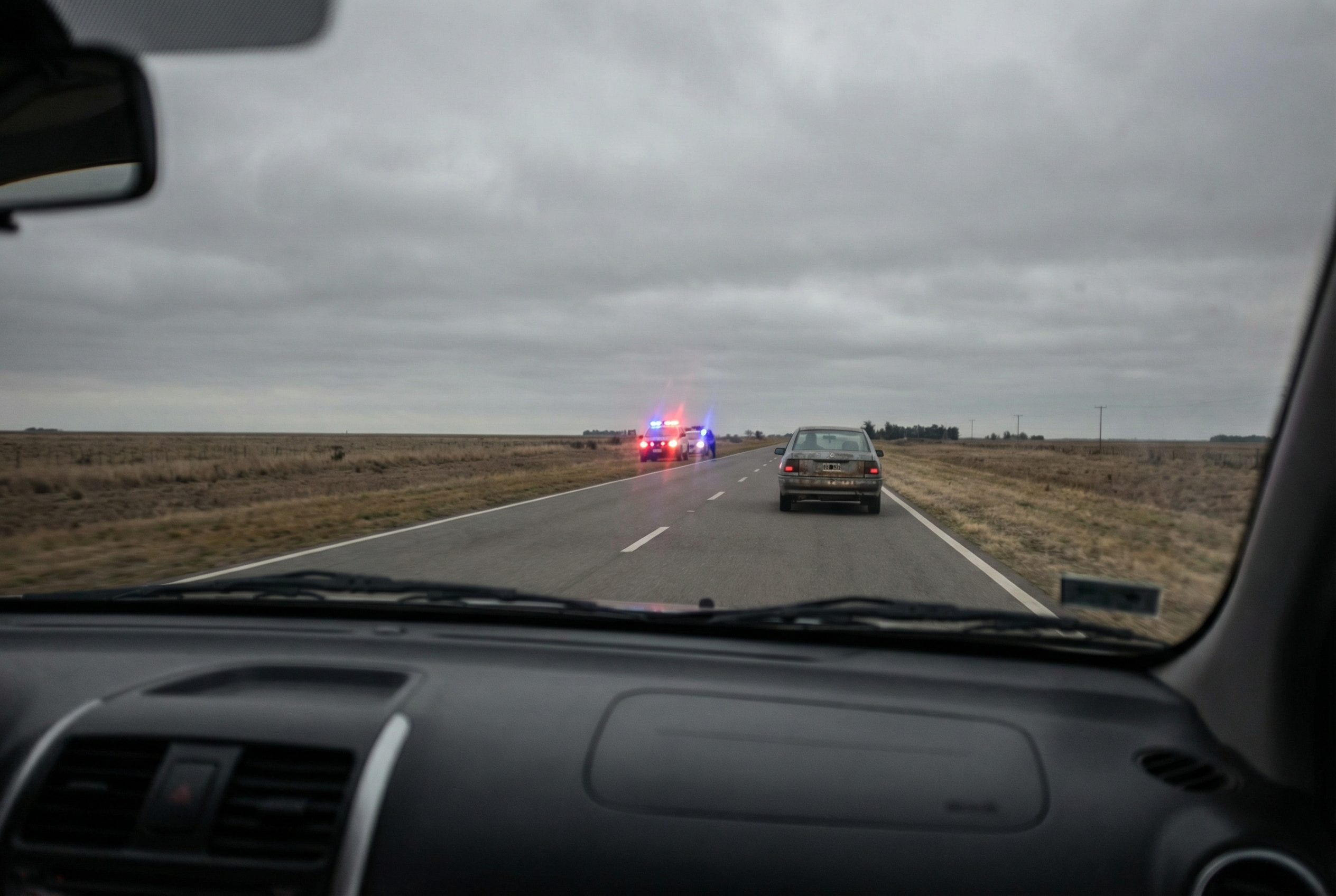 Seguridad Vial: Córdoba adhiere a las luces DRL y se terminan las multas por no llevar las bajas (Imagen ilustrativa IA - infopico.com)