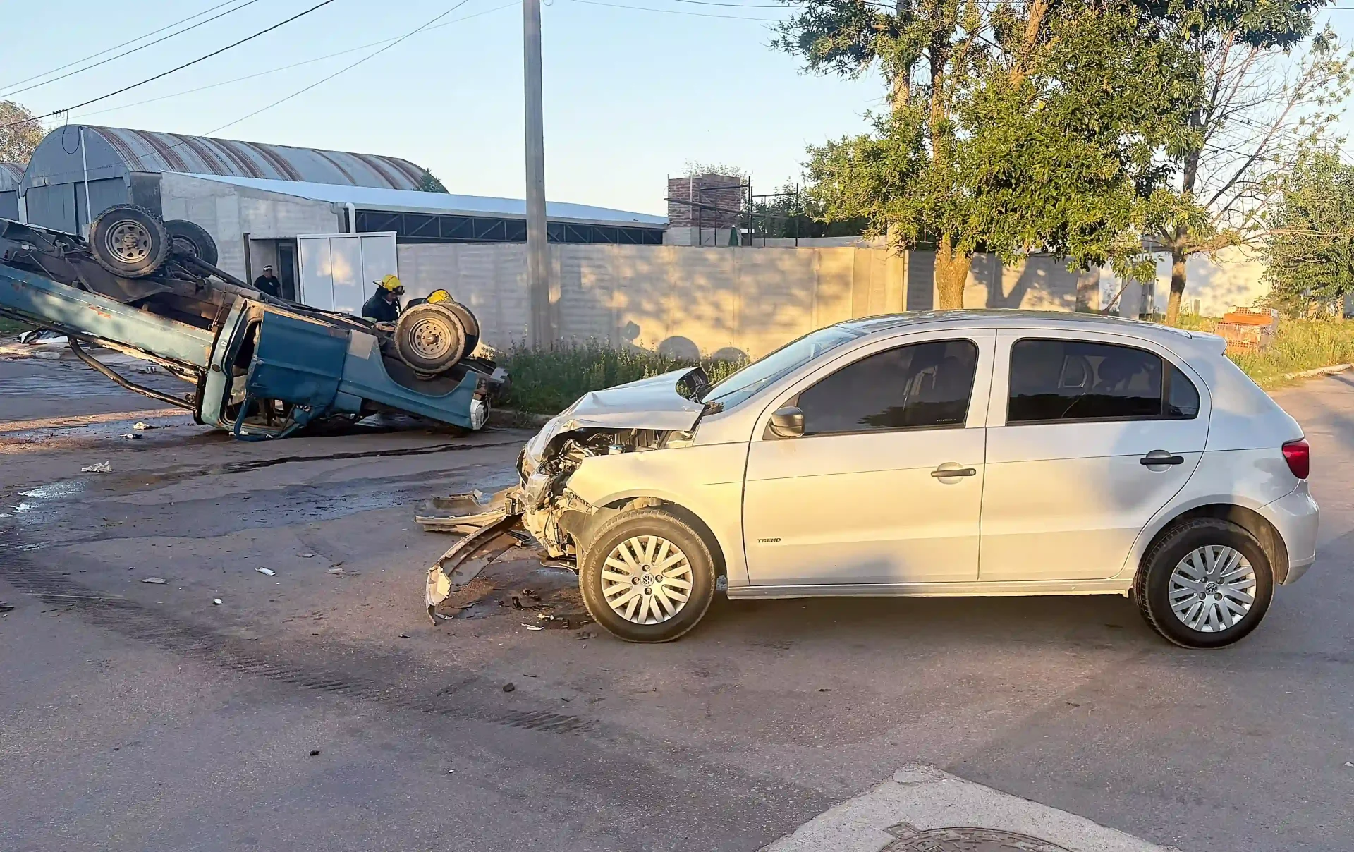 Impactante choque y vuelco en Ingeniero Luiggi: pese a la magnitud del impacto, no hubo heridos