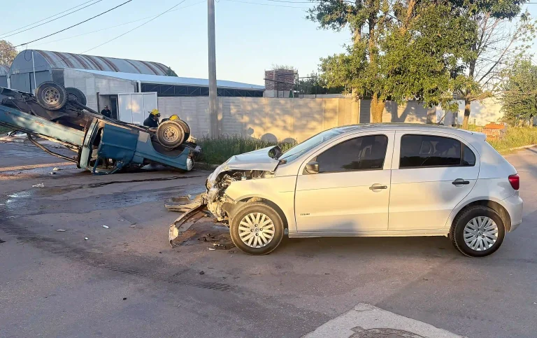 Impactante choque y vuelco en Ingeniero Luiggi: pese a la magnitud del impacto, no hubo heridos