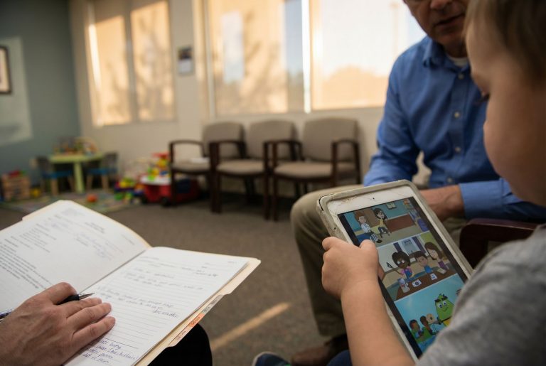 La Pampa pone el foco en la "salud digital": será obligatorio registrar el uso de pantallas en la Libreta Sanitaria desde los 2 años (Imagen ilustrativa generada por IA - infopico.com)