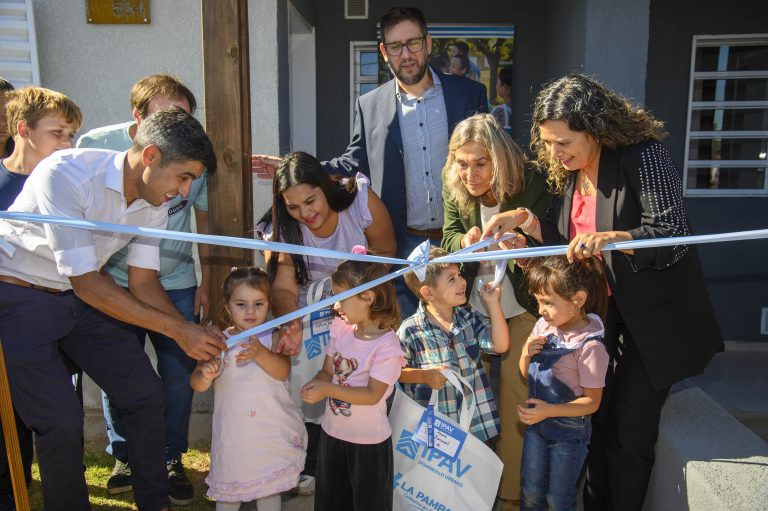 “Lonquimay tendrá más viviendas”: el anuncio de Mayoral al entregar 21 casas