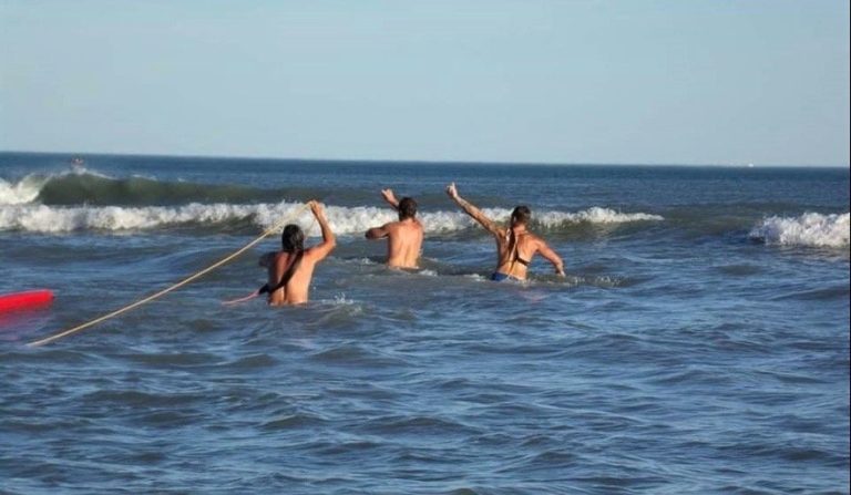 Un profesor de educación física de Alta Italia se arrojó al mar para rescatar a una persona que se ahogaba en Necochea