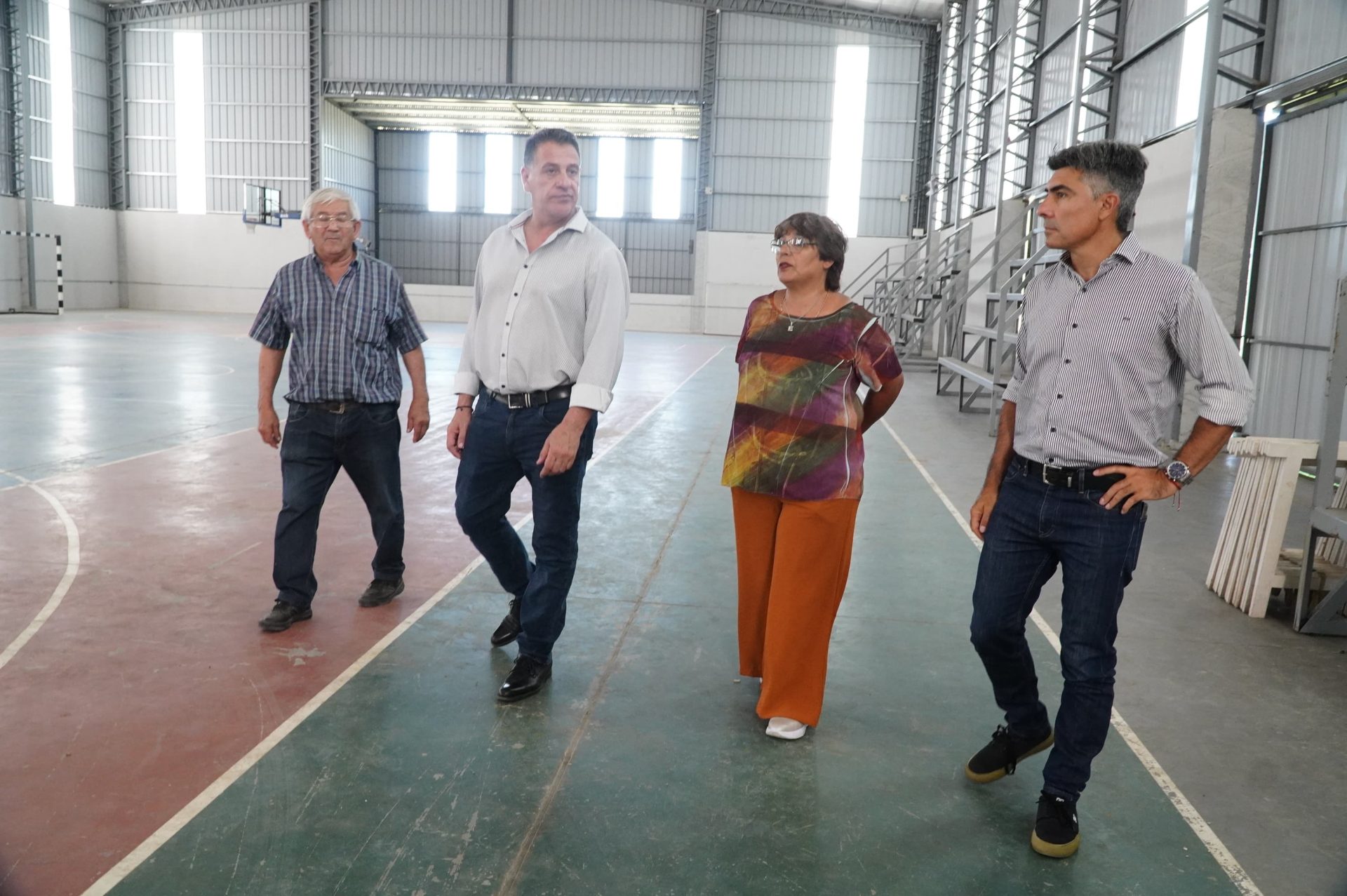 Hilario Lagos sumó dos vehículos 0 km y recibió a funcionarios provinciales