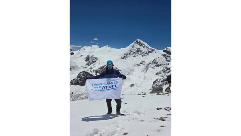 Un andinista pampeano llevó el reclamo por el Atuel a lo alto del Aconcagua