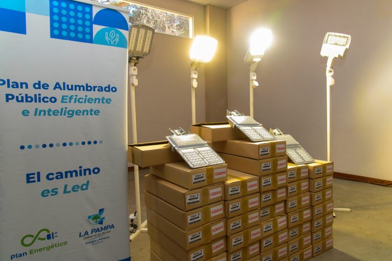 Seguridad vial: el Gobierno provincial entregó las primeras 132 luminarias LED para cruces de rutas estratégicos
