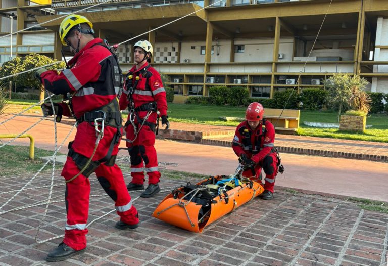 La Policía de La Pampa realizó una exhibición de rescate en altura en la Casa de Gobierno por el quinto aniversario de la División con Cuerdas