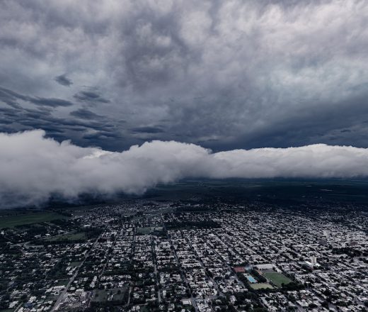 La captura aérea de Anael Cerda que muestra el avance del frente de tormenta sobre el trazado urbano de General Pico. (Foto: Gentileza @anael_cerda)