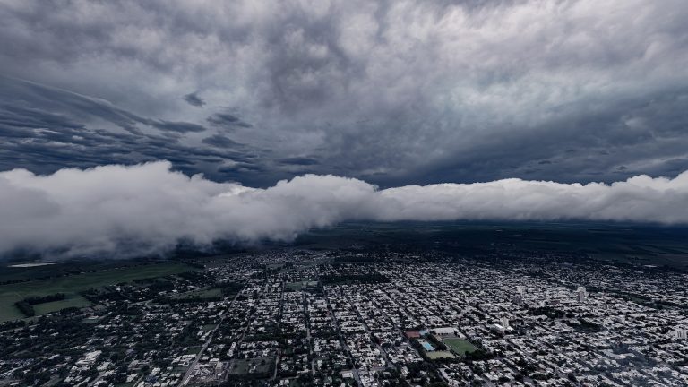 Una postal imponente: la impactante captura aérea de la tormenta que avanzó sobre General Pico