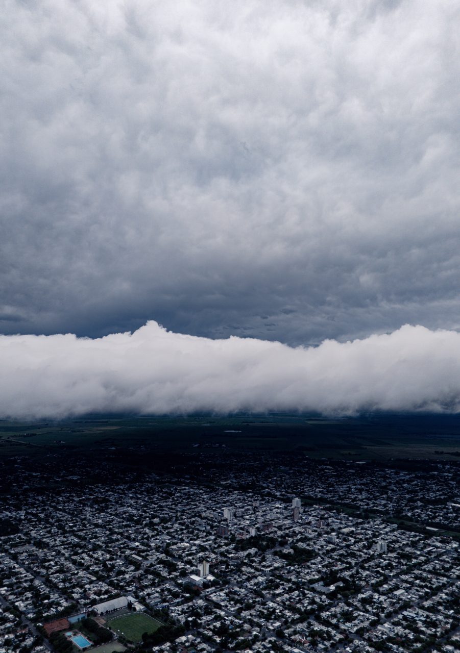 La captura aérea de Anael Cerda que muestra el avance del frente de tormenta sobre el trazado urbano de General Pico. (Foto: Gentileza @anael_cerda)
