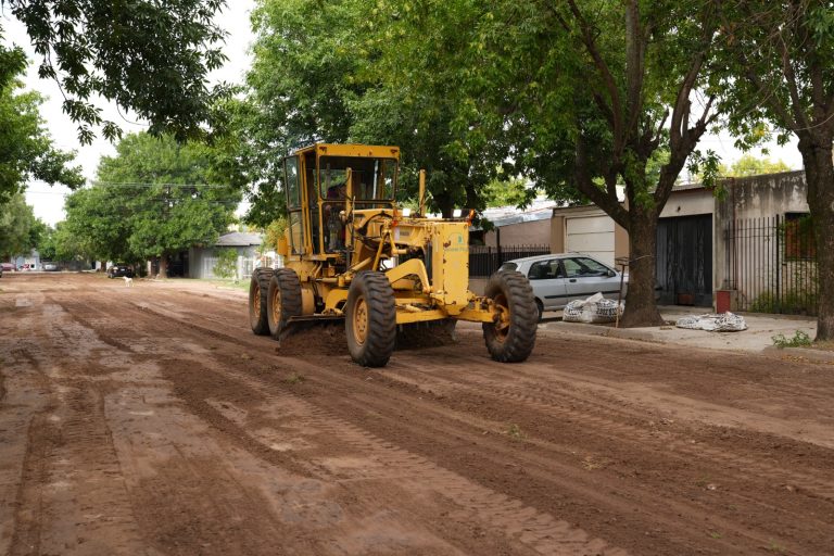 General Pico: continúan los trabajos de mantenimiento de calles de tierra y limpieza de canales