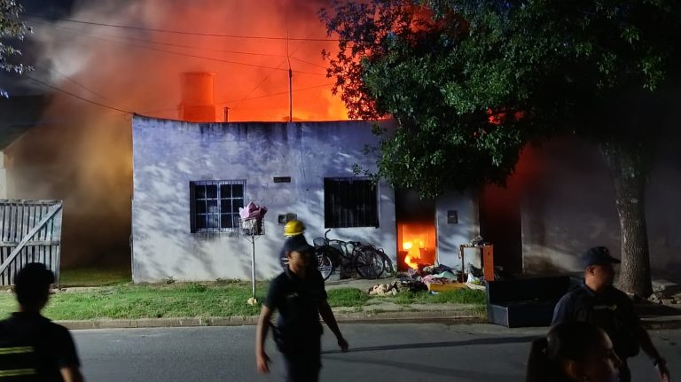 Un incendio destruyó un departamento en General Pico: una mujer fue rescatada por un vecino