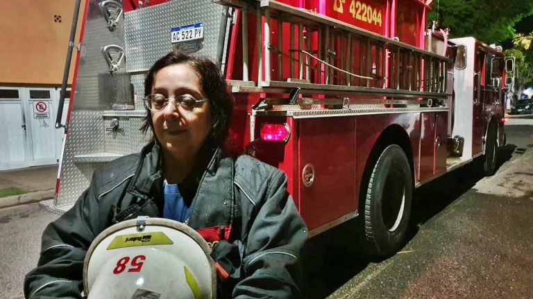 Dos dotaciones de bomberos controlaron un incendio “la vivienda principal no sufrió daños”, dijo Ana Pinilla