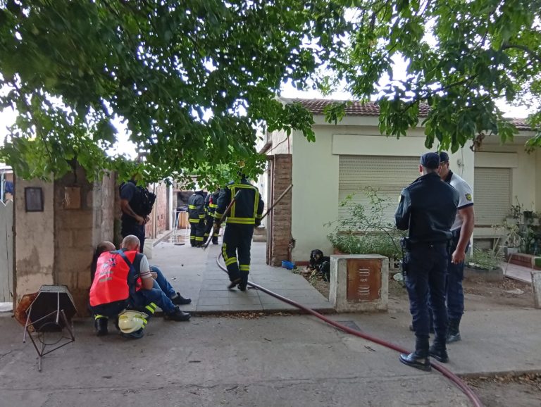 Incendio de un departamento interno en calle 104: trabajaron dos dotaciones de bomberos