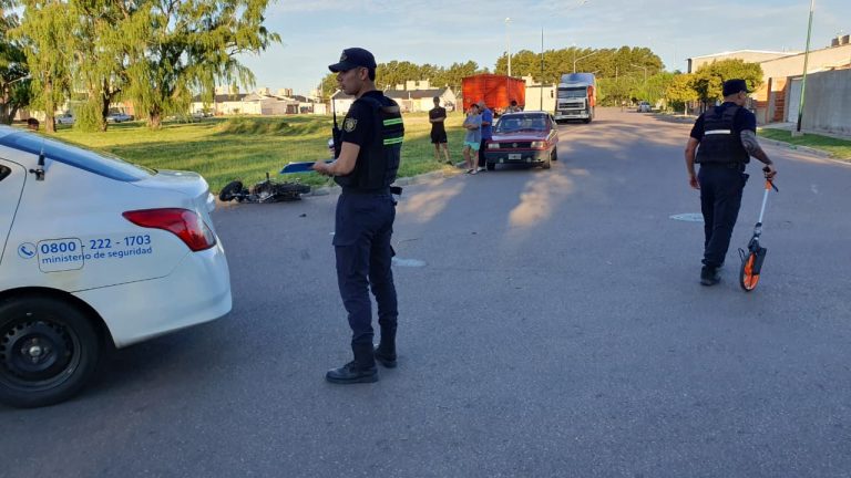 Dos jóvenes hospitalizadas tras un choque entre motos en la intersección de las calles 409 y 448
