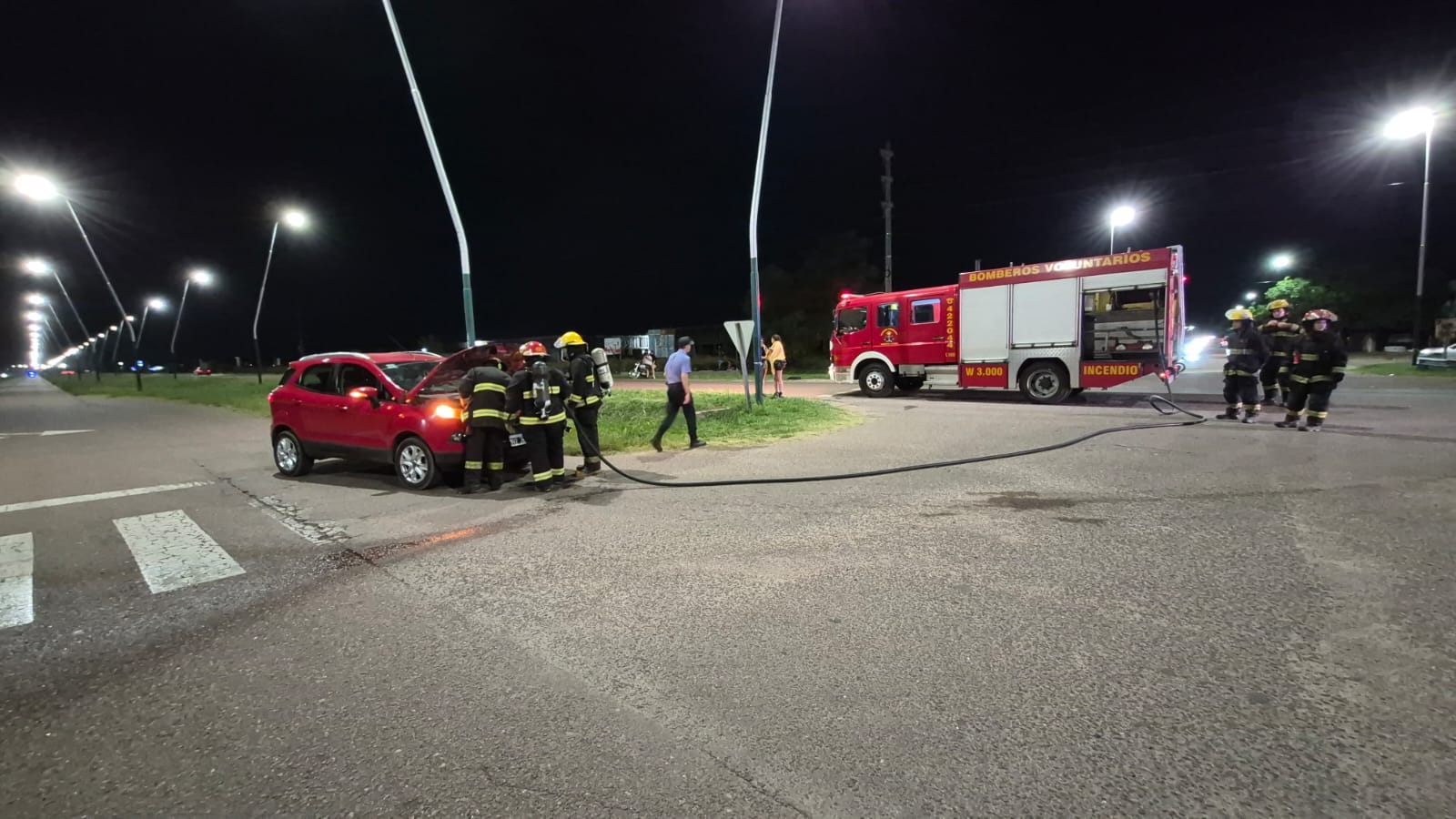 Susto en la madrugada: bomberos acudieron a una presunta emergencia vehicular en calle Brunengo