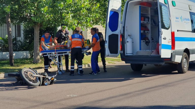 Colisión en calles 37 y 6: un motociclista fue hospitalizado tras chocar con un auto