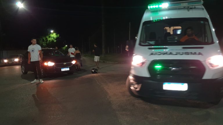 Un motociclista de 30 años fue hospitalizado tras un choque con un auto en calles 25 y 40