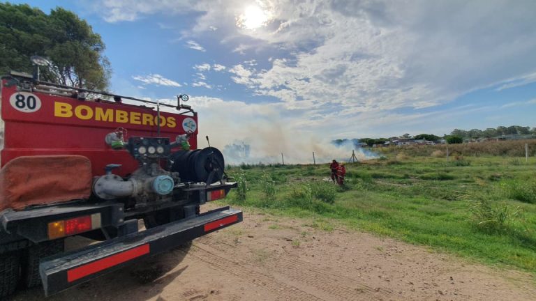Incendio de pastizales en el cruce de las rutas 1 y 504: el humo complicó la visibilidad