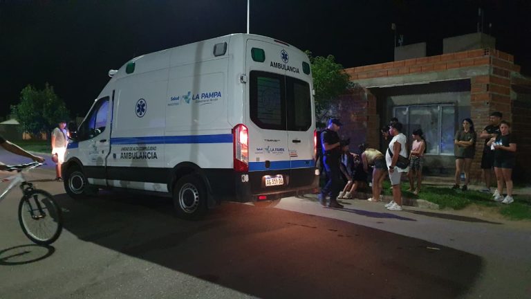 General Pico: dos menores en moto chocaron contra una vivienda y una de ellas sufrió graves heridas en el rostro