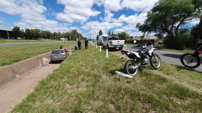 Un conductor terminó con su auto dentro del canal de desagüe en la Ruta 1 y fue hospitalizado